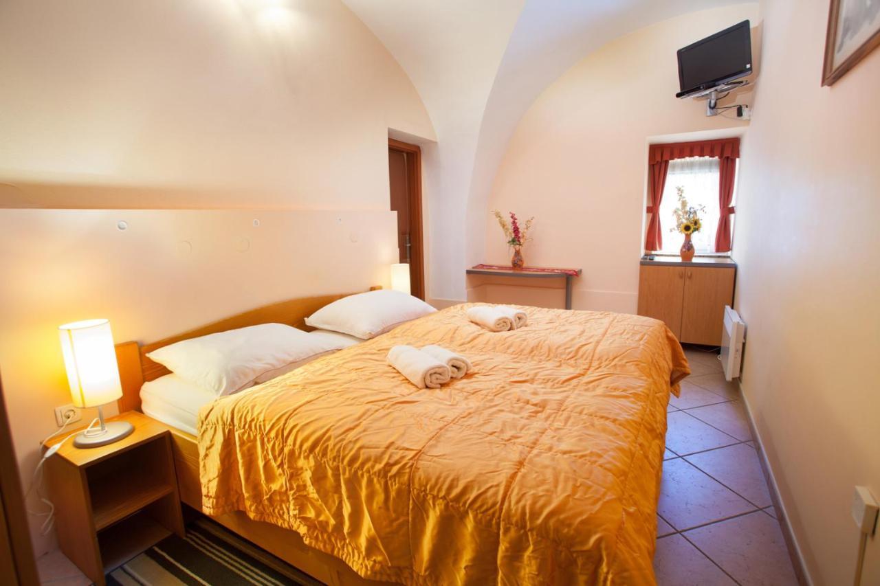 Apartma Na Starem Placu Idrija Exteriör bild